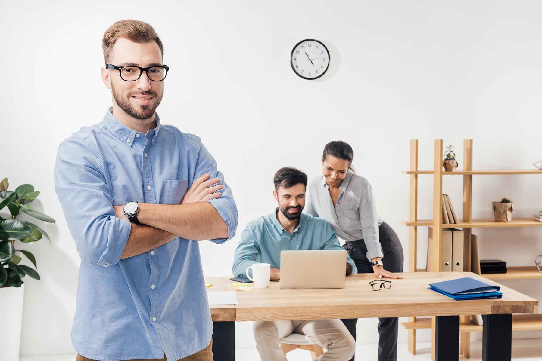 businessman with crossed arms standing in office a kyqglwn 1.jpg